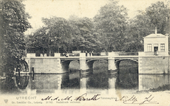 2273 Gezicht op de Tolsteegbrug over de Stadsbuitengracht te Utrecht.